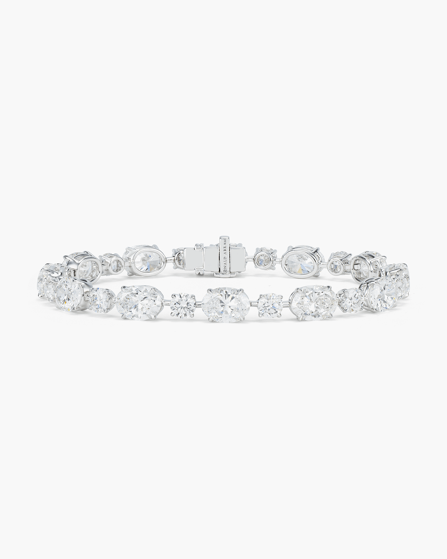 Oval Shape and Round Brilliant Cut Diamond Bracelet (1.00 carat)